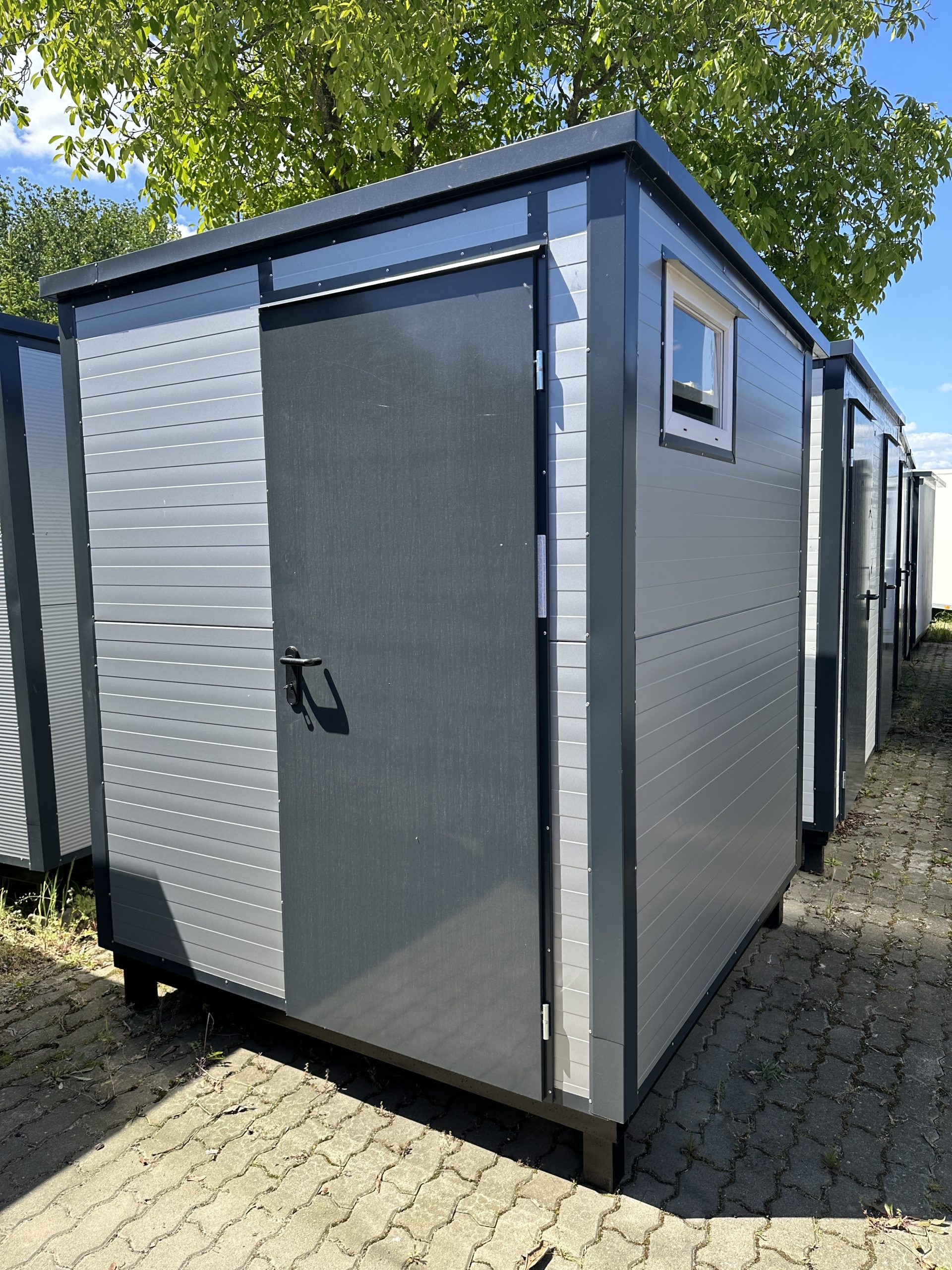 Neu Sanitärcontainer 2,00 x 2,00 m - mit Toilette & Dusche
